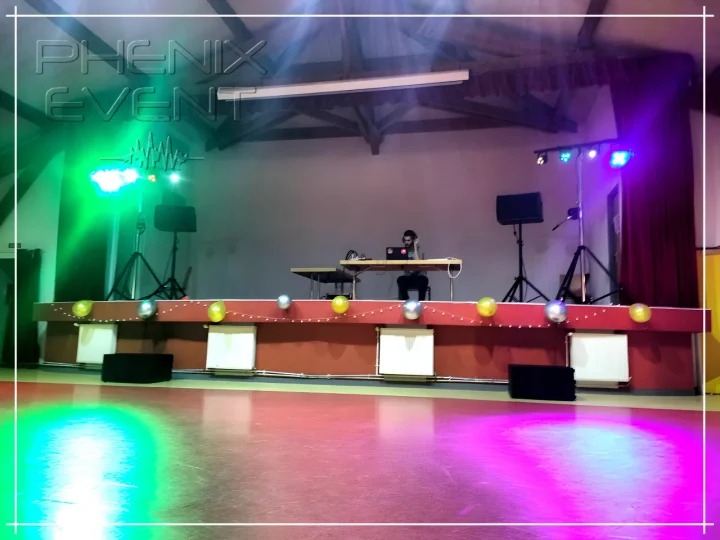 enceintes de sonorisation, caissons de basses du pack Sono 2000w et jeux de lumière du Pack Projecteurs installés pour l'anniversaire