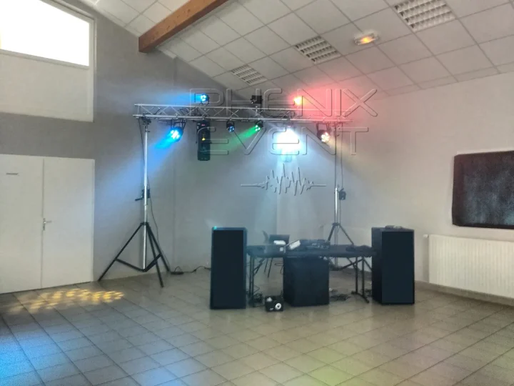 Installation du Pack Fête 2 avec pont alu et jeux de lumière à la salle polyvalente de Sexey-aux-Forges