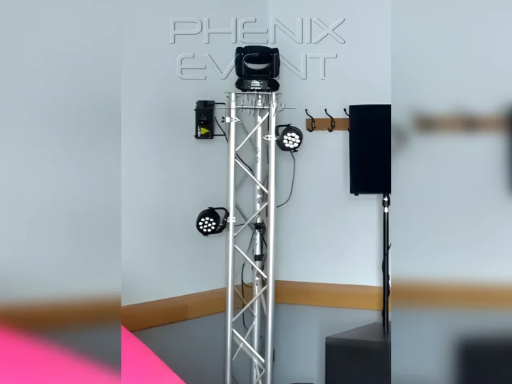 Module du Pack Fête Lyre Beam avec projecteurs, laser et lyre installés sur totem à Laudrefang