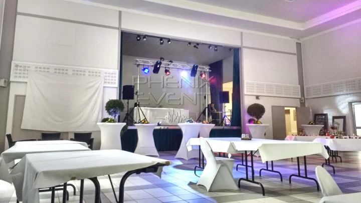 Scène du Centre Socioculturel de Châtel-Saint-Germain équipée avec le Pack Sono 2000w et les jeux de lumière du Pack Fête 2 allumés