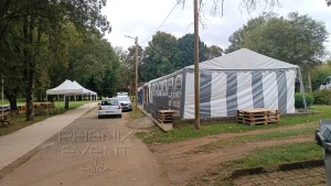 Vue de la tonnelle déployée pour une mariage à Valleroy