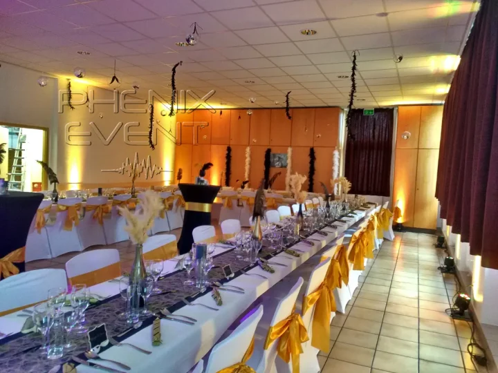 Salle de mariage éclairée par les projecteurs au sol du Pack Deco 2 à Bertrange (Luxembourg)