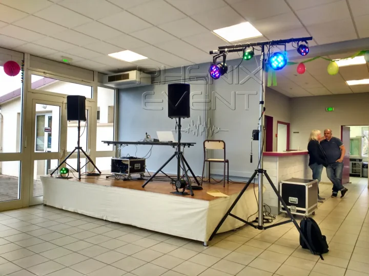 Système de sonorisation et jeux de lumière installés sur la scène de la salle des fêtes de Giraumont
