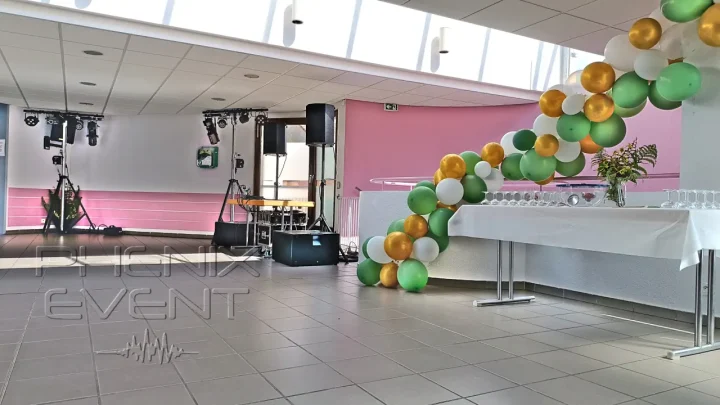 Système sono et lumière vu avec une arche de ballons dans la salle de Valmont