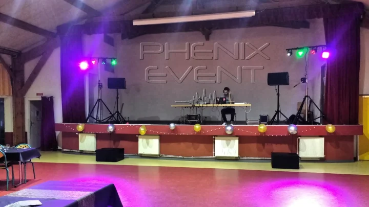 location d'un système sono 2000w rms et jeux de lumière installés sur scène à Ars-Laquenexy pour un anniversaire