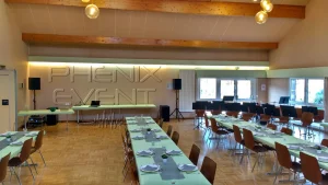 Système de sonorisation 2000W installé à gauche, batterie acoustique à droite