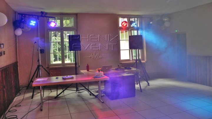Sono 2000w rms et jeux de lumière en action dans la salle des fêtes de Saint-Hubert