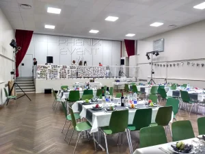 Salle décorée avec système sono et jeux de lumière installés pour un anniversaire au foyer Emile Huchet à Saint-Avold