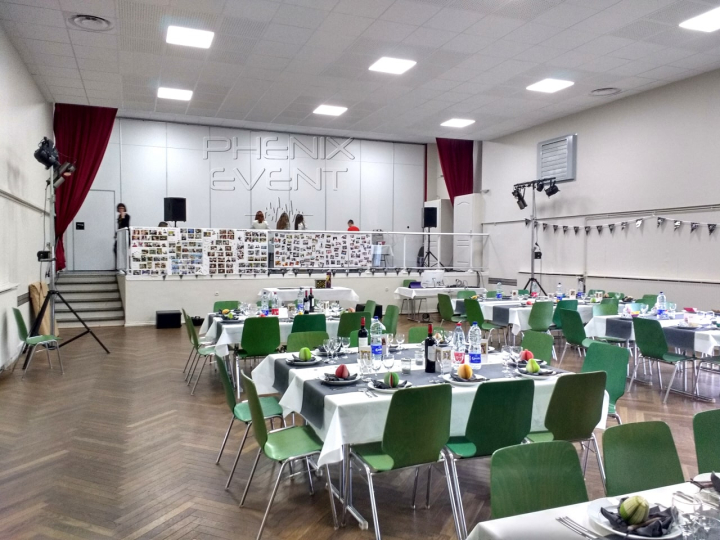 Salle décorée avec système sono et jeux de lumière installés pour un anniversaire au foyer Emile Huchet à Saint-Avold