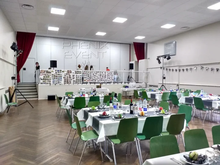 Salle décorée avec système sono et jeux de lumière installés pour un anniversaire au foyer Emile Huchet à Saint-Avold
