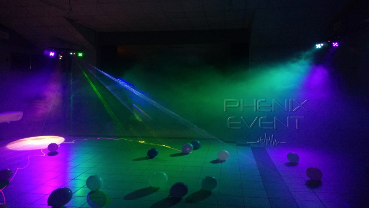 les jeux de lumière du Pack Fête 1 en action pour un anniversaire dans la salle des fête de Atton