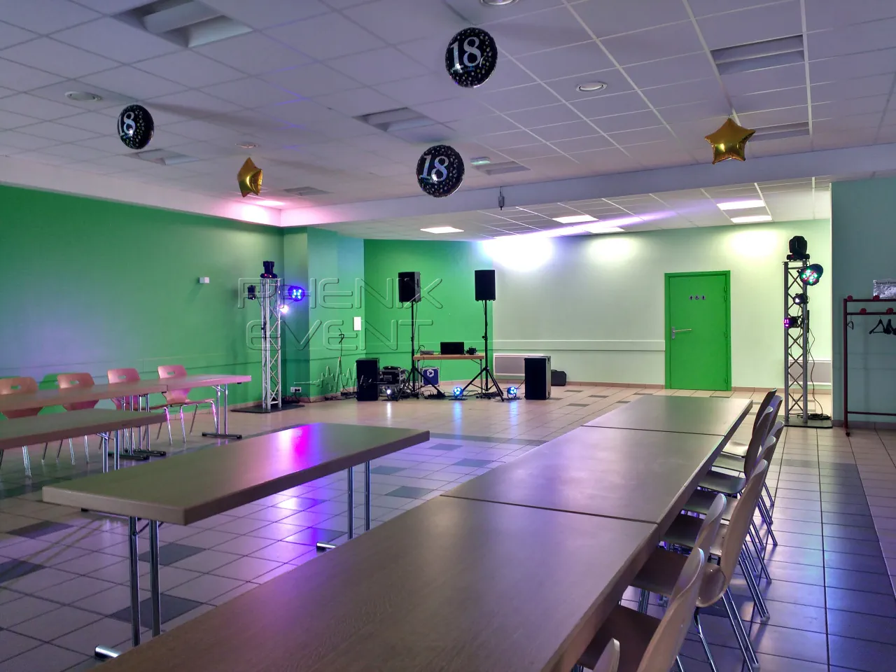 Sono 1500W rms et jeux de lumière Pack Fête Lyre Beam version totem Phenix Event installés pour un anniversaire dans la salle Serge Soulet à Elzange