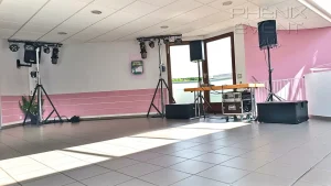 Vue rapprochée du système de sonorisation et jeux de lumière installés à Valmont pour un anniversaire