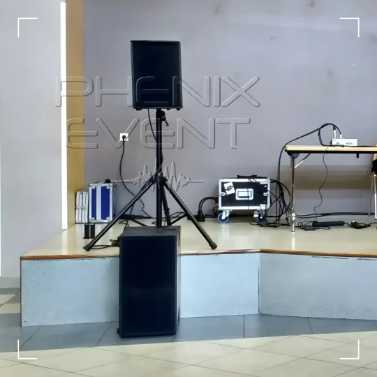 Module gauche du pack sono 2000w rms avec une enceinte 500w sur trépied et un caisson de basses 500w installés sur la scène de la salle des fêtes de freistroff
