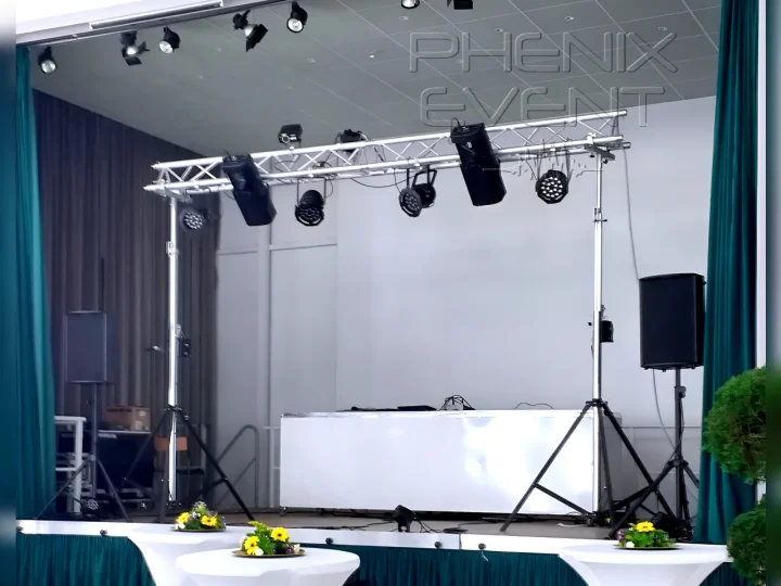 Gros plan sur les jeux de lumière Phenix Event installés sur pont aluminium Global Truss