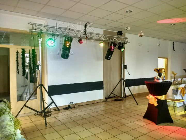 Structure aluminium soutenue par des trépieds et garnie de jeux de lumière installée dans la salle des fêtes de Bertrange