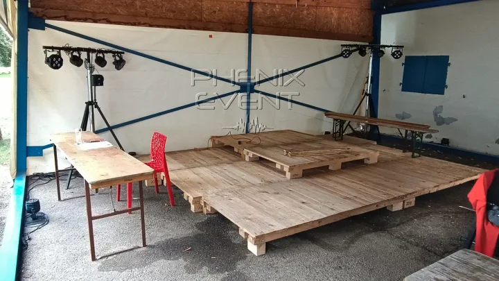 Trépieds à treuil équipés de Projecteurs LED sur scène pour les musiciens du mariage Projecteurs pro montés sur trépieds pour éclairer la scène musicale