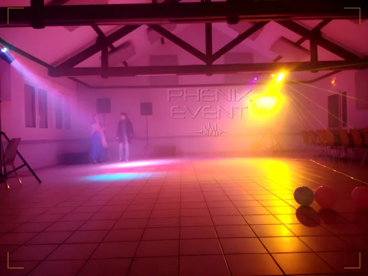 Pack Projecteurs 2 en action, illumine la piste de danse à Landroff