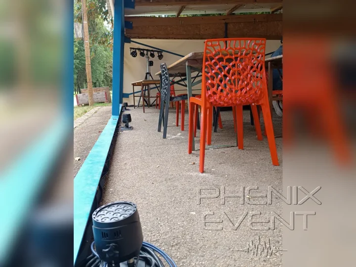 Projecteurs décoratifs LED raccordés en DMX-512 et placés au sol - Mariage à Valleroy Projecteur LED au sol pour éclairer les murs et parois de la tonnelle