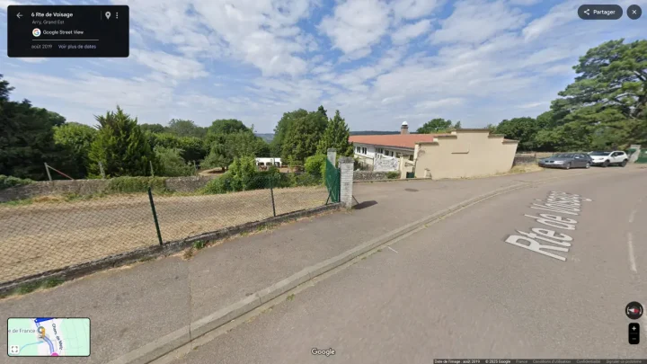 Salle des fêtes d'Arry (57), façade extérieure et vue sur la cour boisée depuis la route
