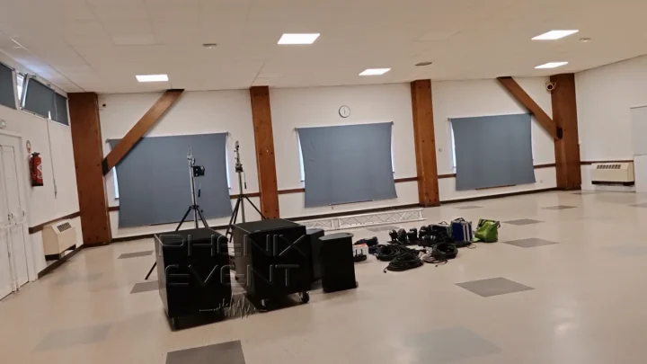 le matériel de sonorisation et d'éclairage prêt à être installé dans la salle "Maison pour tous Georges Brassens"