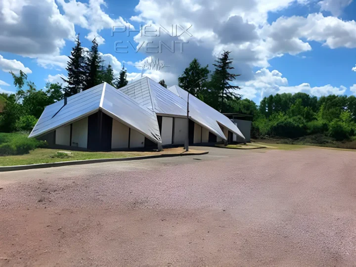 vue extérieure de la salle Mille-Club à Schopperten entourée de verdure avec un large parking