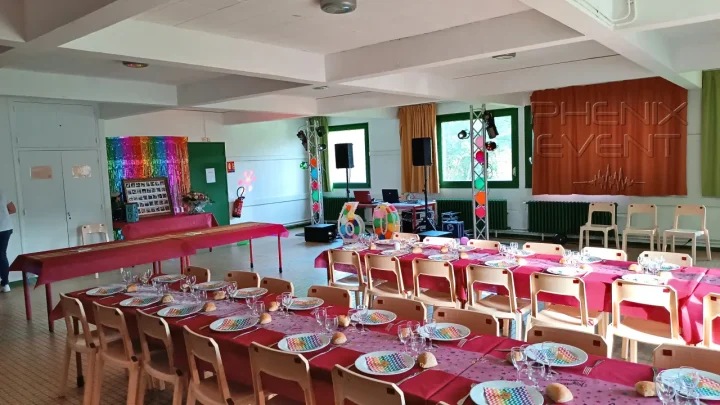 Vue large de la salle, tables et chaises en place pour un anniversaire réussi