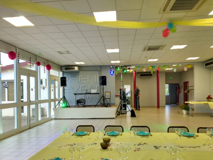 Vue d'ensemble de la salle des fêtes de Giraumont : scène avec sono et éclairages installés