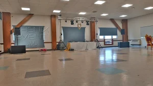Matériel sono 3000w 12X218M et jeux de lumière Phenix Event loués et installés pour un mariage à Trieux