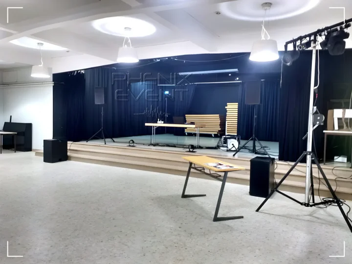 Vue des jeux de lumière et de la sono 2000w à droite de la scène (côté jardin).