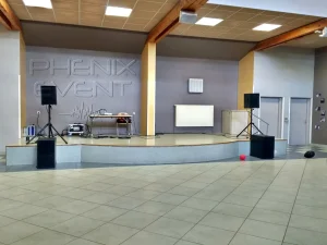 Installation du pack sono 2000W 12X212M sur scène à Freistroff