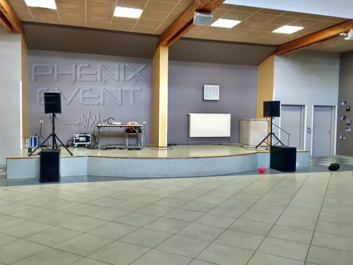 Installation du pack sono 2000W 12X212M sur scène à Freistroff