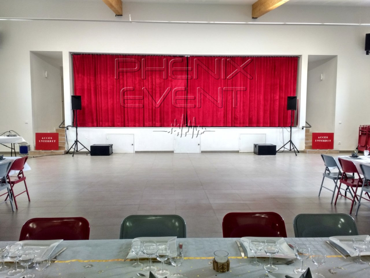 Sono 2000W Phenix Event louée et installée devant la scène de la salle des fêtes de Solgne, munie de rideaux rouges