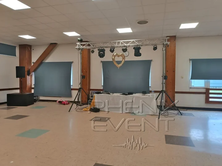 vu de face, un module du pack sono 3400w Stack et le pack fête 2 version lyre Spot