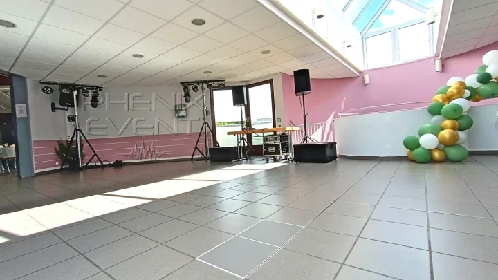 Vue d'ensemble du système de sonorisation 2000w et du Pack Fête 1 dans le hall d'entrée de la salle des fêtes de Valmont