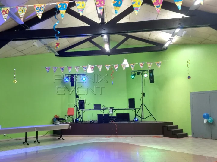 Vue d’ensemble de la salle des fêtes de Prény avec la sono et les jeux de lumière Phenix Event