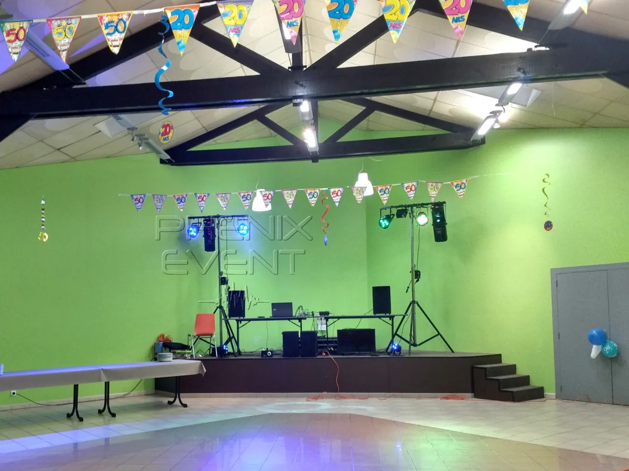 Vue d’ensemble de la salle des fêtes de Prény avec la sono et les jeux de lumière Phenix Event
