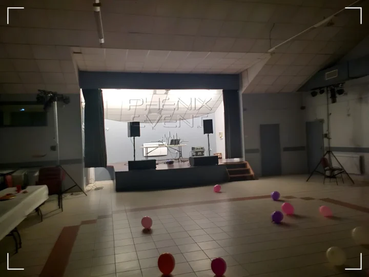 système de sonorisation 1900w stack sur scène, jeux de lumière sur trépied aux extrémités de la salle et ballons sur la piste de danse.