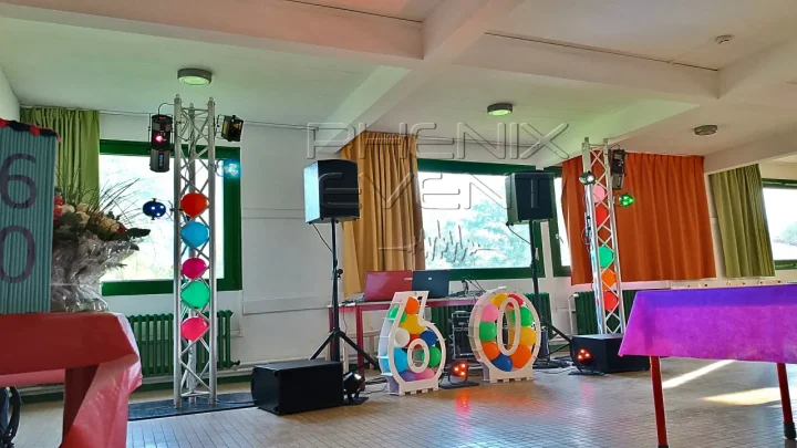 Vue latérale gauche du Pack Sono 1200w et du Pack Fête 1 en place pour la fête