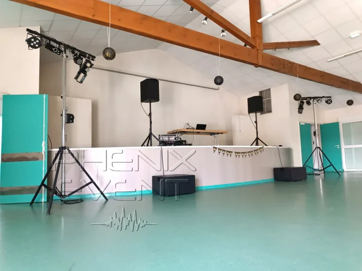 Vue gauche de la scène de la salle des fêtes de Pontpierre avec l'installation sono et lumière