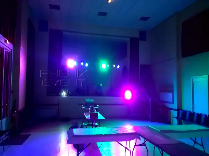 Projecteurs LED sur scène dans la salle des fêtes de Marsal