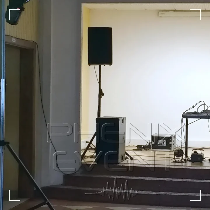 enceinte 500w sur trépied et caisson de basses 500w disposés côté jardin sur la scène du manoir de téting-sur-nied