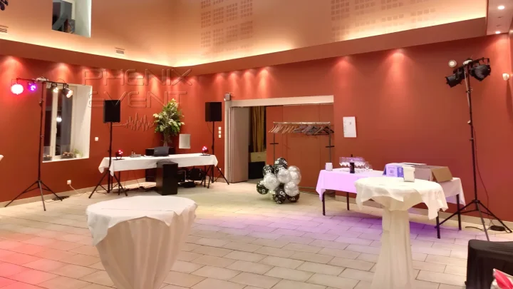 vue d'ensemble du matériel son et lumière loué et installé dans la salle de réception de la ferme Sainte-Geneviève à Dommartemont