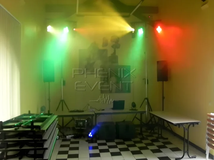 Installation du pack sono et lumière en cours avec une ambiance lumineuse rouge, jaune et verte