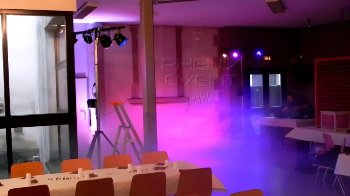 Projecteurs colorés installés dans les angles de la petite salle des fêtes