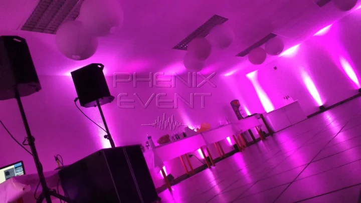 Sono 1500w installée dans le coin de la salle avec éclairage mural rose-violet en fond