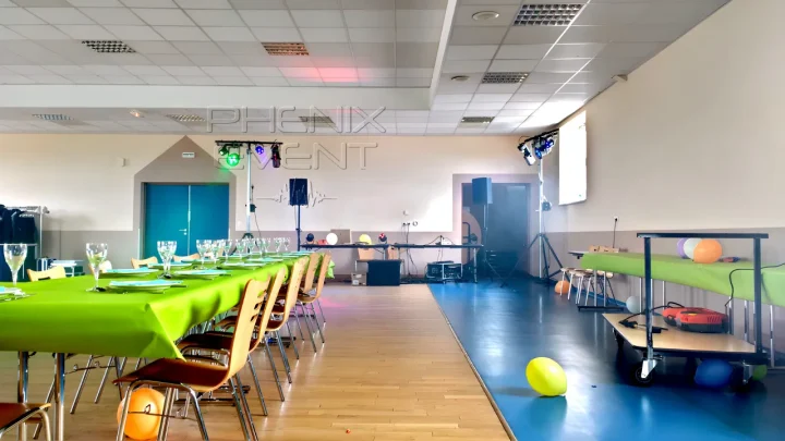 combo sono 1200w et eclairage pack fete 1 Phenix Event vu de face, en fonctionnement, lumières colorées projetées