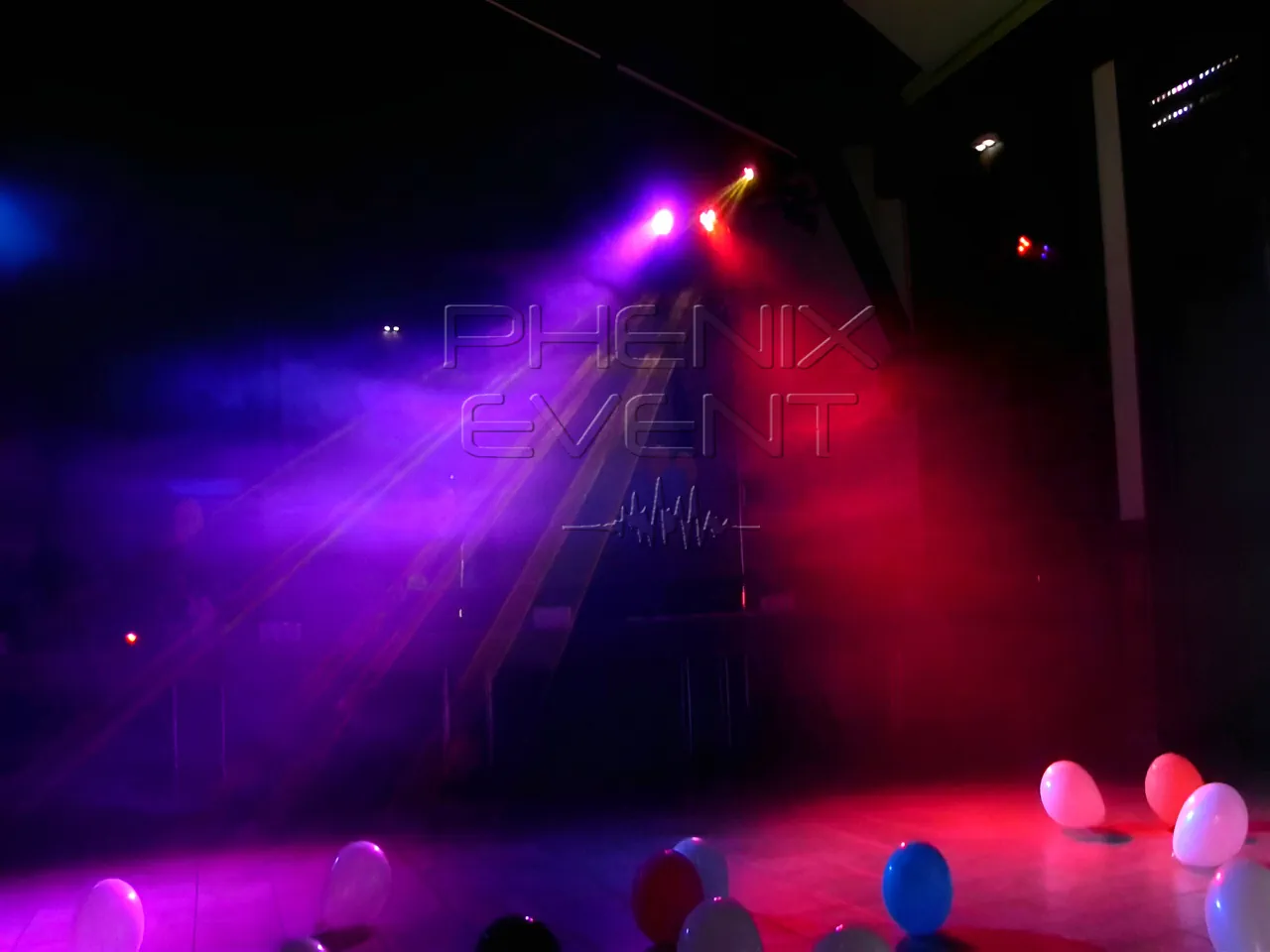 faisceaux des projecteurs LED pendant un anniversaire en Moselle