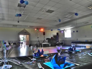 Matériel sono et lumière en location installés pour anniversaire dans la salle des fêtes de Lelling