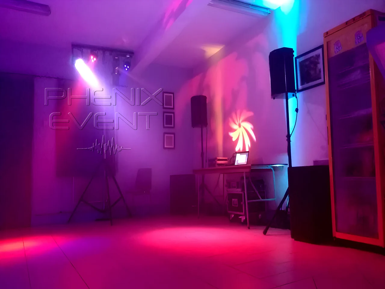 Sono 1500w et éclairage Pack Fête 1 pro loués et installés dans la salle des fêtes d’Hémilly pour un anniversaire